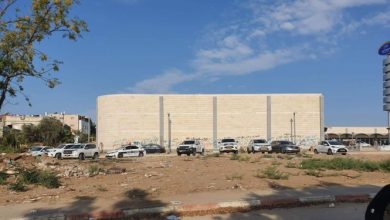 Photo of الرملة: جرافات الهدم الإسرائيلية  تطيح بجدار في حي “الرباط”