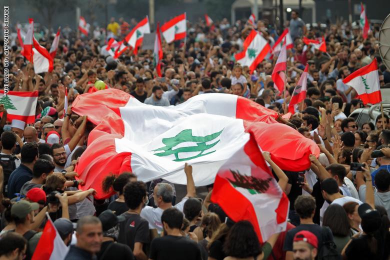 Photo of انتفاضة لبنان في يومها السادس: قطع للطرقات وإقفال للمصارف ودعوات لاستمرار التظاهرات
