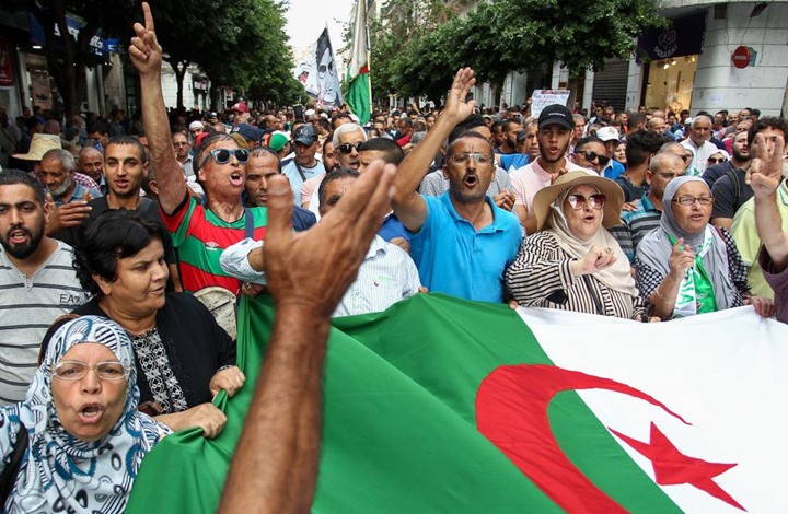 Photo of “لا للانتخابات”.. مظاهرات ضد النظام بالجزائر للأسبوع الـ35