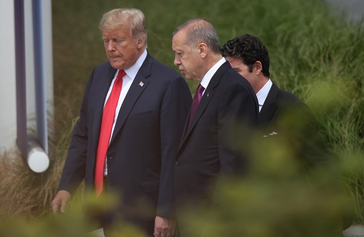 Photo of ترامب يرفع العقوبات عن تركيا ويؤكد بقاء قوات محدودة بسوريا