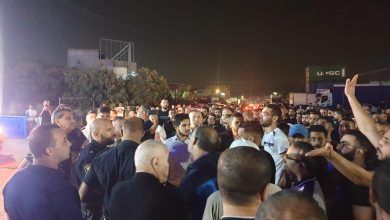 Photo of مظاهرة غاضبة وإضراب عام في مجد الكروم بعد جريمة القتل المزدوجة