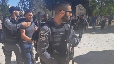 Photo of الاحتلال يعتقل حارس الأقصى أبو غزالة ويعتدي على حراس آخرين