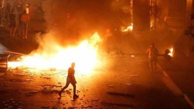 Photo of وفاة 2 بلبنان باحتجاجات بيروت.. والحكومة تتراجع عن الضريبة