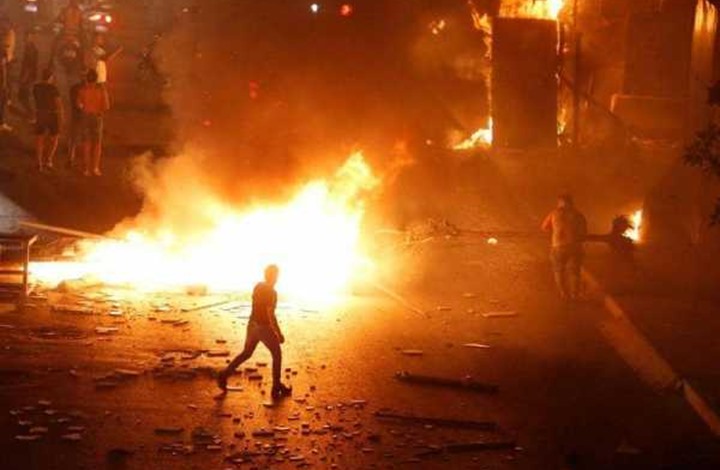 Photo of وفاة 2 بلبنان باحتجاجات بيروت.. والحكومة تتراجع عن الضريبة
