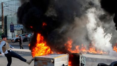 Photo of استمرار قطع الطرق في لبنان لليوم الثاني عشر