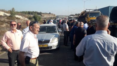 Photo of مسيرة السيارات الاحتجاجية ضد العنف في الداخل الفلسطيني تغلق شارع 6 والشرطة تستفز المشاركين