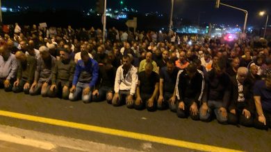 Photo of كفر قرع: المئات يغلقون شارع وادي عارة احتجاجا على استفحال العنف وتقاعس الشرطة