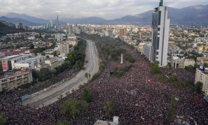 Photo of أكثر من مليون متظاهر يطالبون بإصلاحات اجتماعية في تشيلي