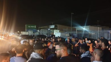 Photo of أهالي مجد الكروم يواصلون الاحتجاج أمام مركز الشرطة