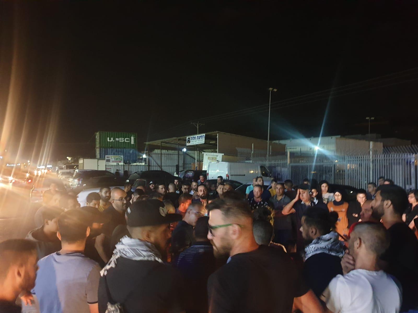 Photo of أهالي مجد الكروم يواصلون الاحتجاج أمام مركز الشرطة