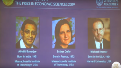 Photo of تعرّف إلى الاقتصاديين الثلاثة الذين تقاسموا جائزة “نوبل” وإنجازاتهم