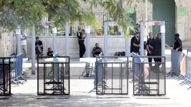 Photo of ديختر يطالب بإعادة وضع بوابات الكترونية للمسجد الأقصى