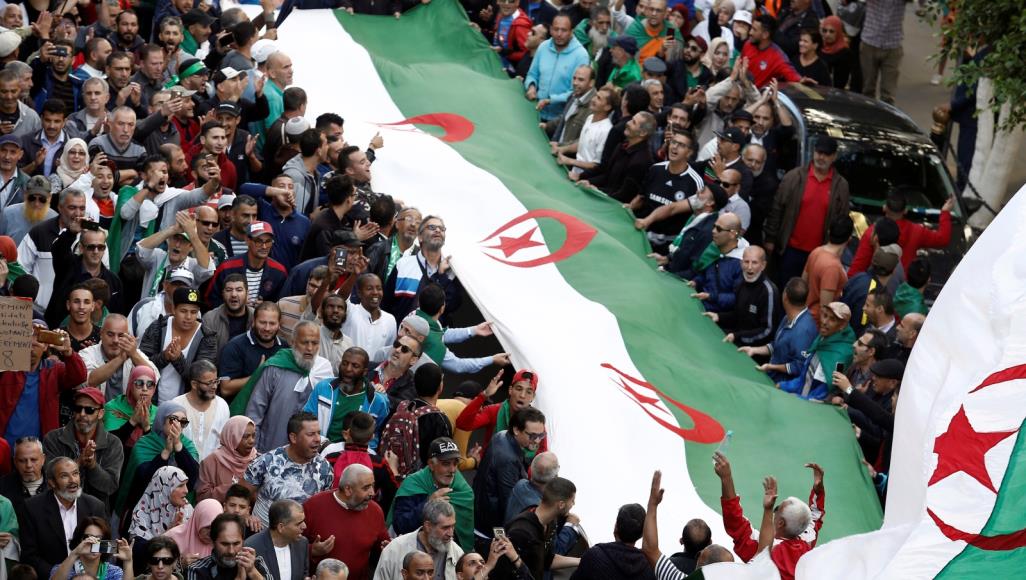 Photo of مظاهرات جديدة بالجزائر رافضة لانتخابات ديسمبر
