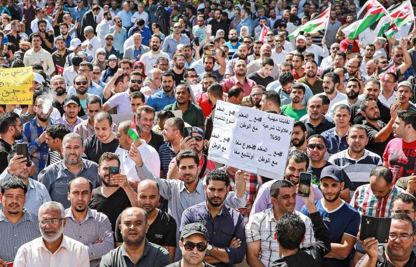 Photo of اتفاق بين الحكومة والمعلمين يُنهي أطول إضراب في تاريخ الأردن