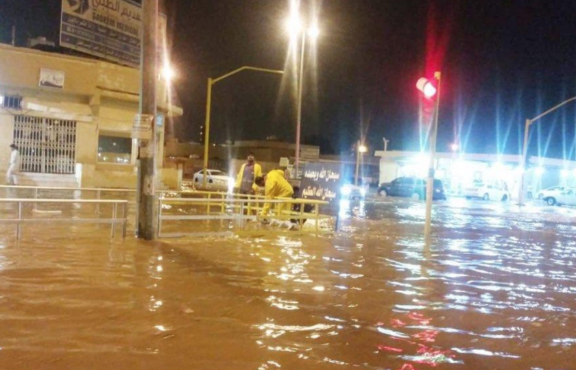 Photo of الأمطار الغزيرة تقتل 7 سعوديين وتتسبب بإصابات وإجلاء لأشخاص
