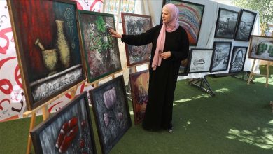Photo of فنانة فلسطينية تحول “العجينة” للوحات فنية