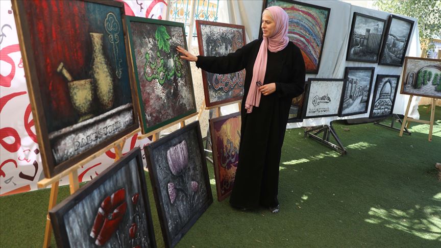 Photo of فنانة فلسطينية تحول “العجينة” للوحات فنية