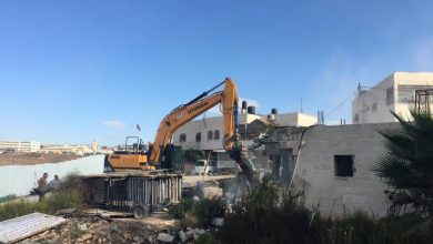 Photo of بيت حنينا: مقدسي يهدم بيته ذاتيا في مضطراً