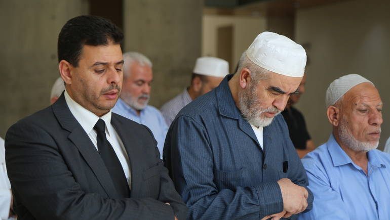 Photo of المحامي الفلسطيني زبارقة.. سند المظلومين بالسجون ومرجعيتهم خارجها