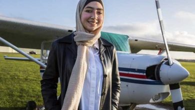 Photo of هذه قصة أول لاجئة سورية تقود طائرة ببريطانيا
