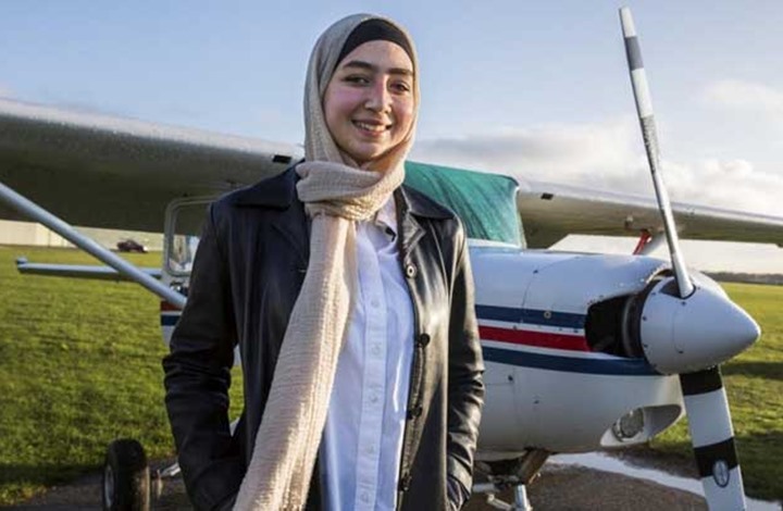 Photo of هذه قصة أول لاجئة سورية تقود طائرة ببريطانيا