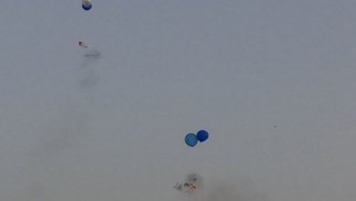 Photo of إطلاق المئات من بالونات العودة تجاه غلاف غزة