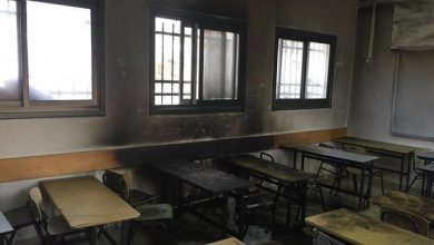 Photo of مستوطنون يحرقون صفًّا مدرسيًّا في عينابوس جنوب نابلس