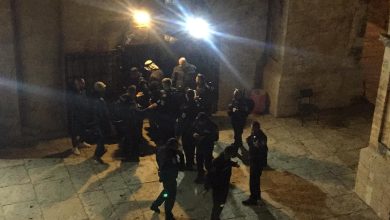 Photo of الاحتلال يعتدي على المصلين في محيط مصلى باب الرحمة ويعتقل شابين