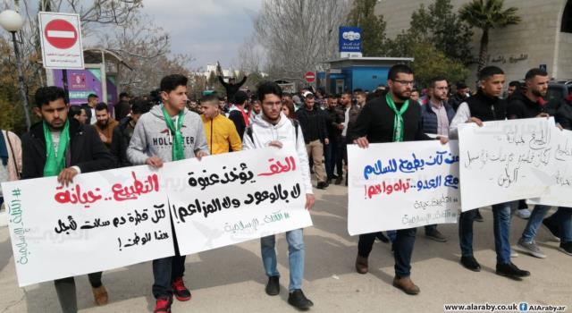Photo of طلاب جامعة بيرزيت يطالبون بطرد عضو مجلس الأمناء المطبع