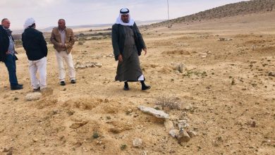 Photo of وفد من قيادات النقب في زيارة تفقدية لمقبرة مهجورة تعود لعشيرة العزازمة
