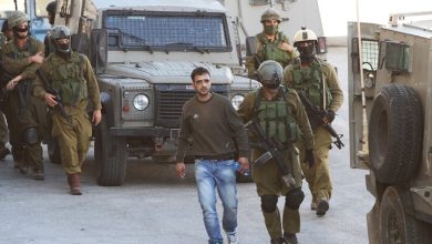 Photo of الاحتلال يعتقل فلسطينيين بالضفة بينهم قيادي بـ”حماس”