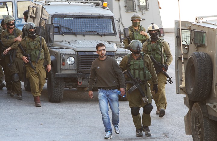Photo of الاحتلال يعتقل فلسطينيين بالضفة بينهم قيادي بـ”حماس”