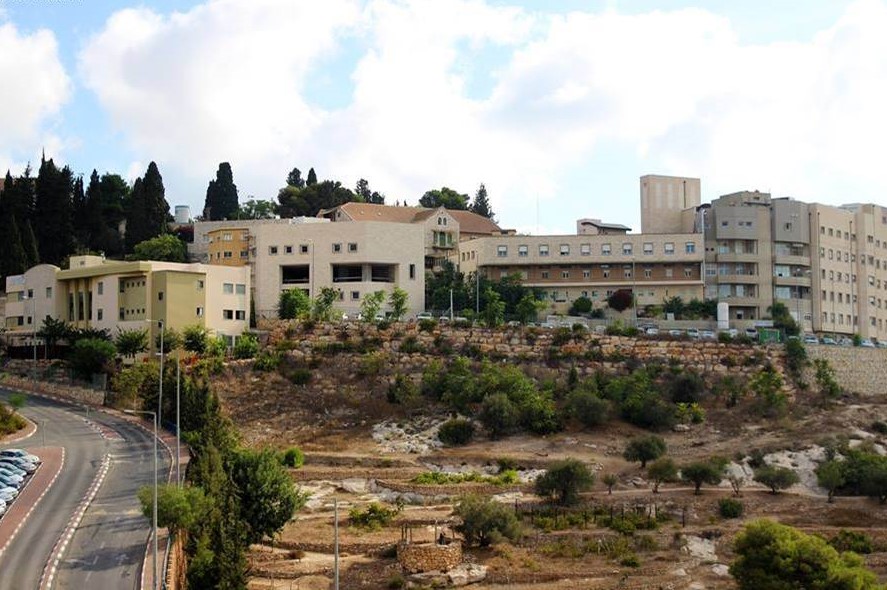 Photo of الناصرة: مستشفى الإنجليزي يستقبل مصاب بفايروس الكورونا في قسم النّصر