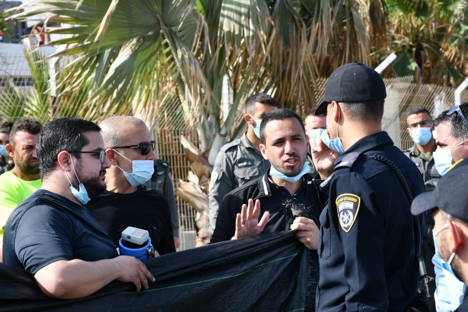 Photo of أهالي يافا يحتشدون أمام مقبرة الإسعاف الإسلامية تصديا لتجريفها وانتهاك حرمتها