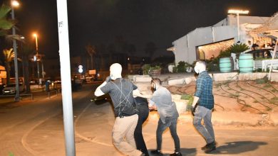 Photo of يافا: الشرطة تعتدي على المحتجين لاستمرار العمل في مقبرة الإسعاف وتعتقل 4 شبان