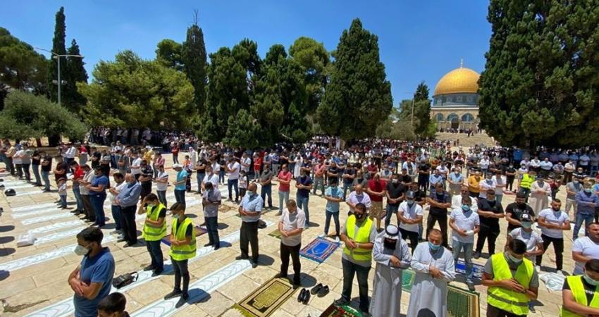Photo of آلاف المصلين أدوا الجمعة في المسجد الأقصى