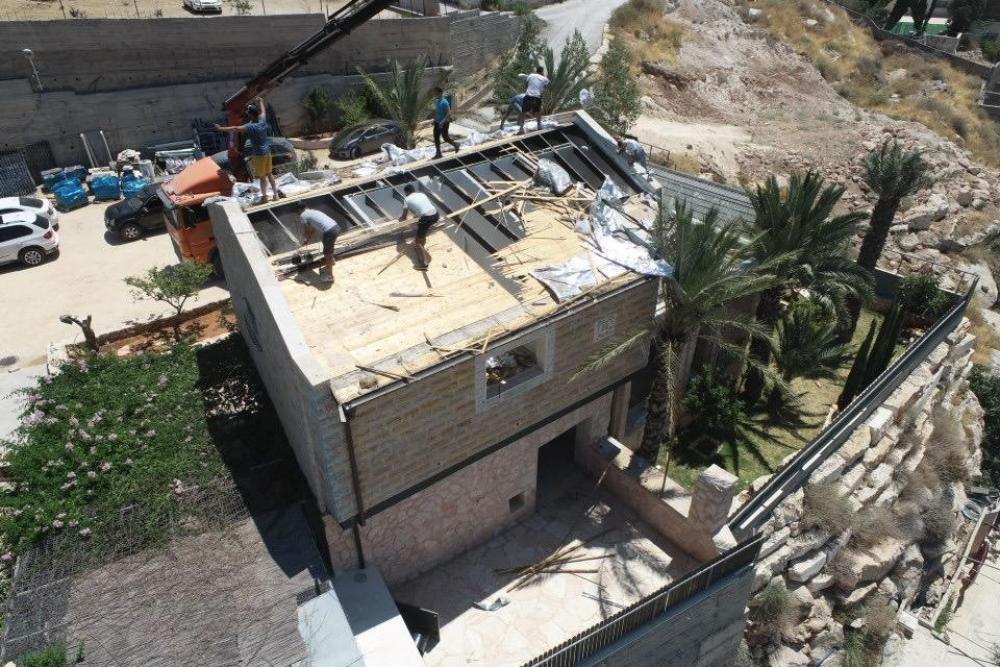 Photo of الاحتلال يجبر مقدسيًا على هدم منزله في جبل المكبر