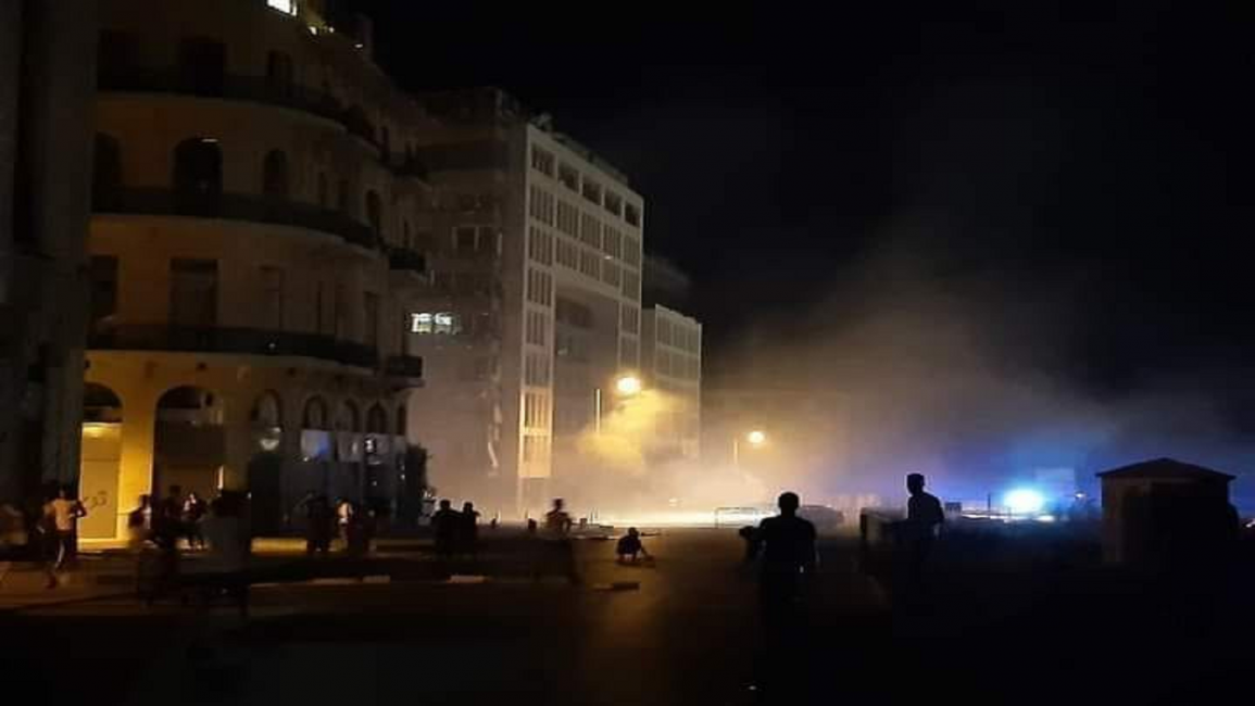 Photo of مواجهات بين محتجين وقوات الأمن وسط بيروت