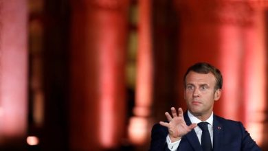 Photo of بعد اعتبار الرسم المسيء للنبي حرية.. ماكرون يوبخ صحافيا