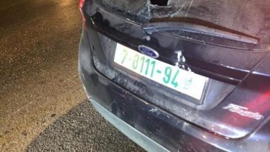 Photo of إصابة 3 مواطنين وامرأة حامل بحجارة المستوطنين قرب رام الله