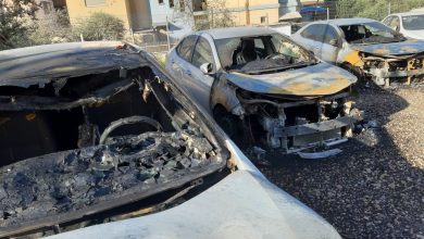 Photo of مجهلون يحرقون سيارات لصاحب معرض في عرابة