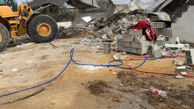 Photo of النقب: آليات إسرائيلية تهدم منزلا لأم و6 أبناء في عرب العقبي