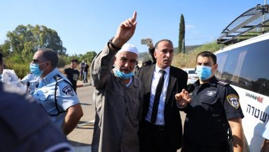 Photo of المحامي عمر خمايسي في زيارة للشيخ رائد صلاح في سجن “عسقلان”