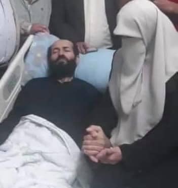 تغريد الأخرس بجانب زوجها بعد لحظة انتصاره في معركة الأمعاء الخاوية 