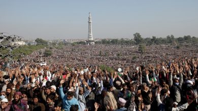 Photo of عشرات الآلاف يشاركون في جنازة رجل دين باكستاني قاد تظاهرات ضخمة ضد الرسوم المسيئة للنبي محمد