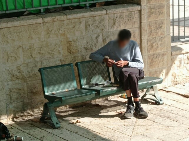 مدمن يتعاطى المخدرات