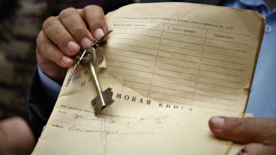 Photo of سكان مدينة بقره باغ يخرجون وثائق ملكياتهم بعد خروج أرمينيا