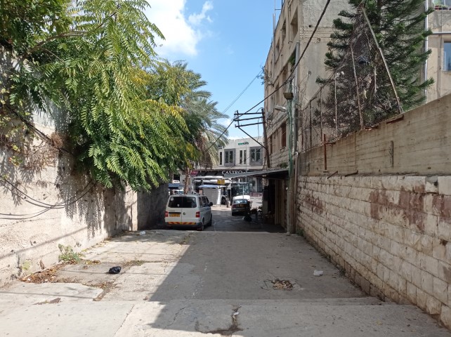 الممر بين جدار المسجد الشمالي والسوق