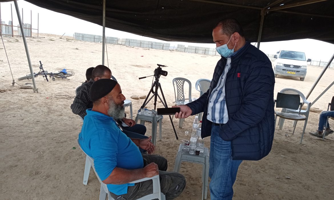 الزميل طه اغبارية يجري مقابلة مع السيد نايف الأعسم 