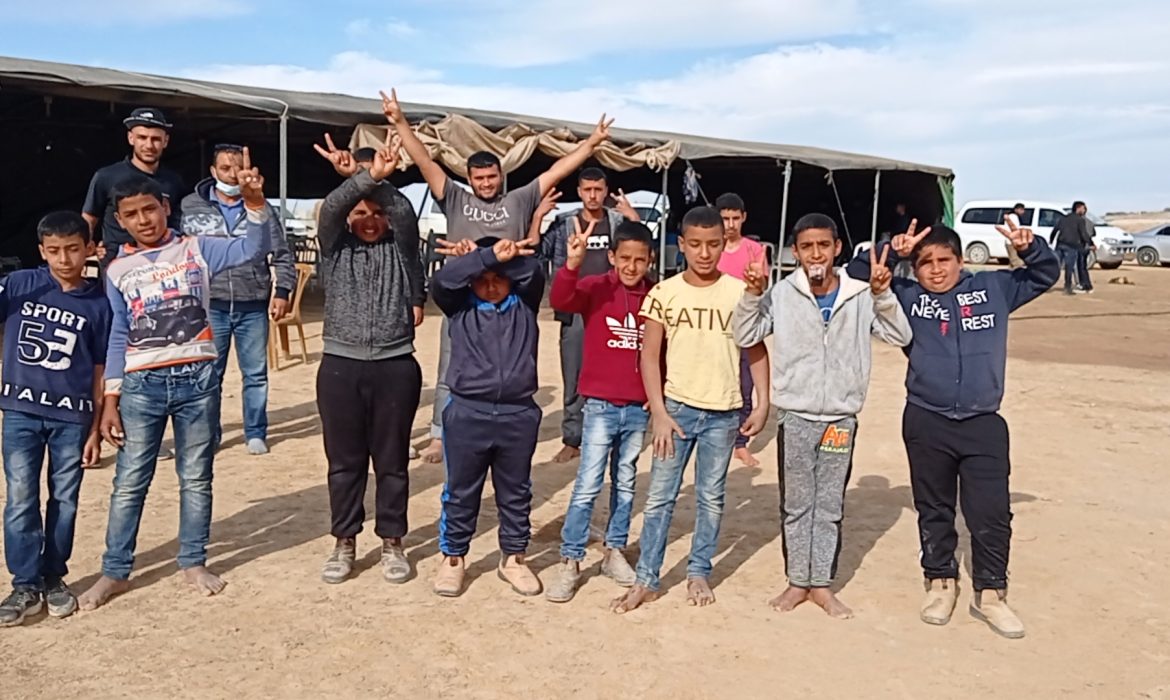 فتية من قرية الأاطرش يرفعون "شارة النصر"